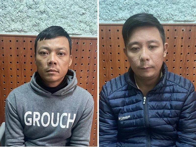 Nguyễn Sơn (trái) và Phạm Ngọc Chiến (phải) tại cơ quan công an. Ảnh: CA
