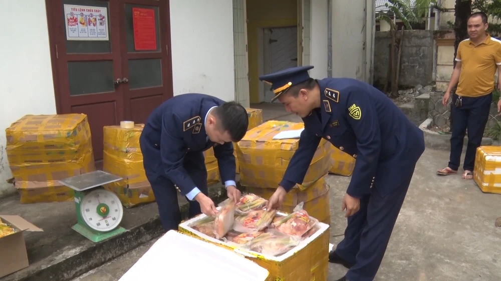 Lực lượng chức năng tiến hành kiểm tra số sản phẩm đông lạnh không rõ nguồn gốc. Ảnh: QLTT. Lực lượng chức năng tiến hành kiểm tra số sản phẩm đông lạnh không rõ nguồn gốc. Ảnh: QLTT.