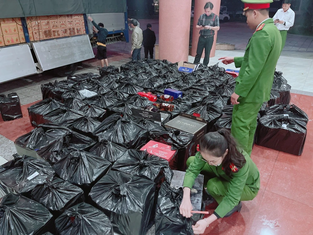 Lực lượng chức năng kiểm đếm số rượu. Ảnh: CA