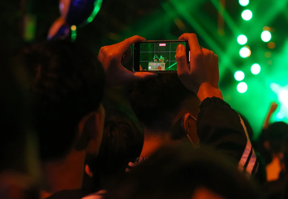 Nhiều bạn trẻ lưu lại khoảnh khắc đặc sắc của chương trình. Ảnh: BẢO THIÊN