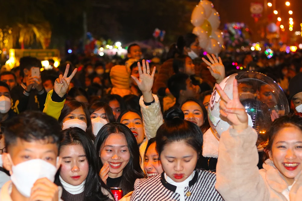 "Biển người" tại thị trấn trung tâm du lịch Phong Nha-Kẻ Bàng. Ảnh: BẢO THIÊN