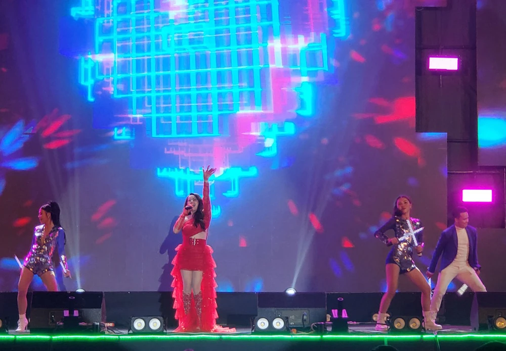 Tiết mục trình diễn của ca sỹ Huyền Anh. Ảnh: BẢO THIÊN