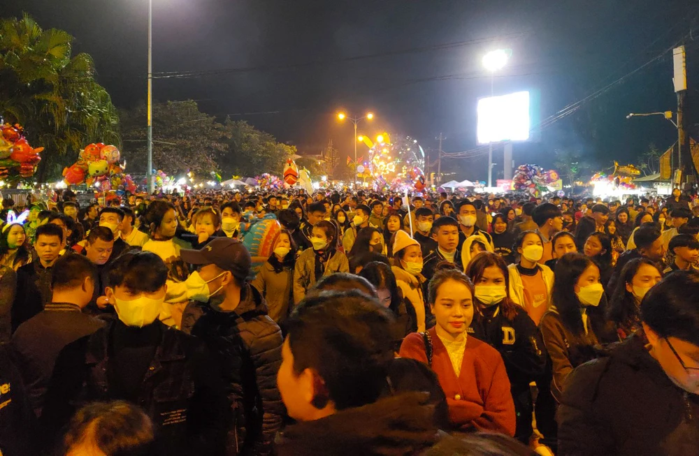 Hàng nghìn bạn trẻ, du khách tham gia sự kiện Phong Nha Countdown 2023. Ảnh: BẢO THIÊN