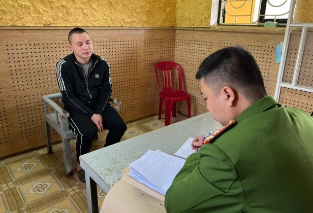 Phạm Thành Văn tại cơ quan công an. Ảnh: CA