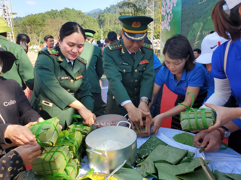Đại tá Trịnh Thanh Bình, Chỉ huy trưởng BĐBP Quảng Bình, cùng gói bánh chưng với các đội thi. Ảnh: BẢO THIÊN