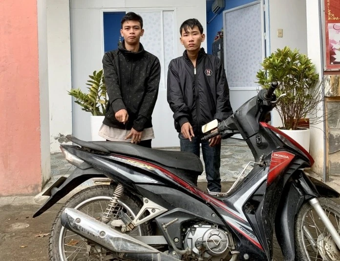 Cường và Dân (từ trái qua phải) cùng tang vật vụ trộm. Ảnh: CA