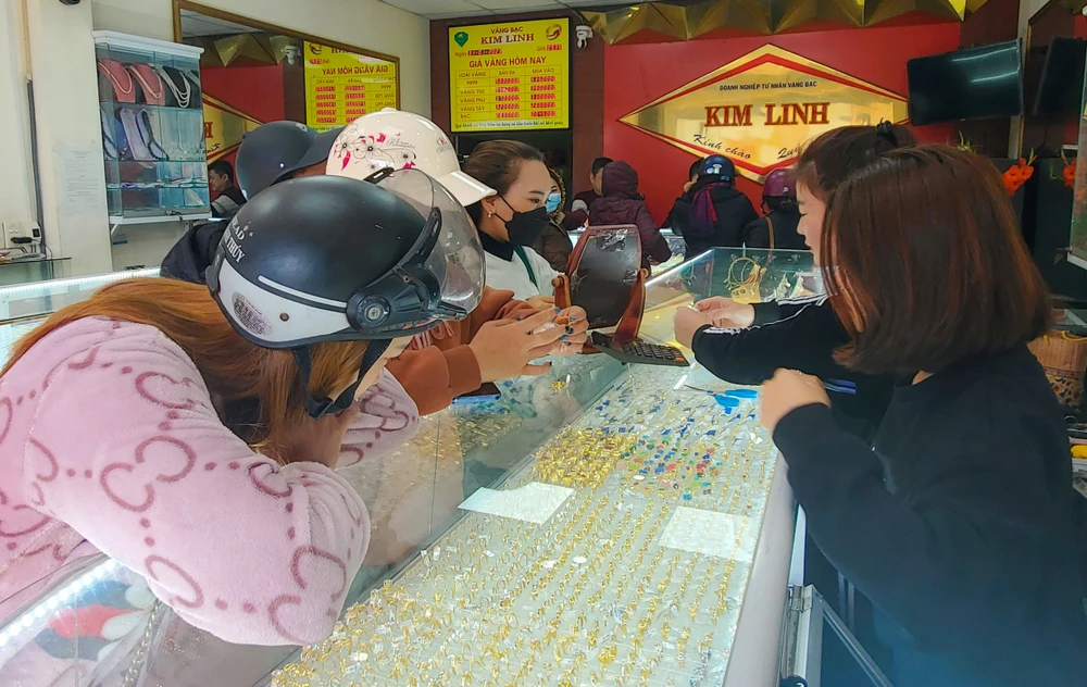 Một cửa hàng vàng, bạc trên tuyến đường Mẹ Suốt tấp nập người mua trong ngày vía Thần Tài. Ảnh: BT