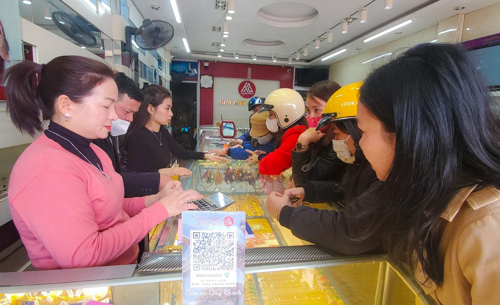 Không chỉ mua cho bản thân, nhiều người còn mua vàng để tặng người thân, bạn bè trong ngày vía Thần Tài. Ảnh: BT