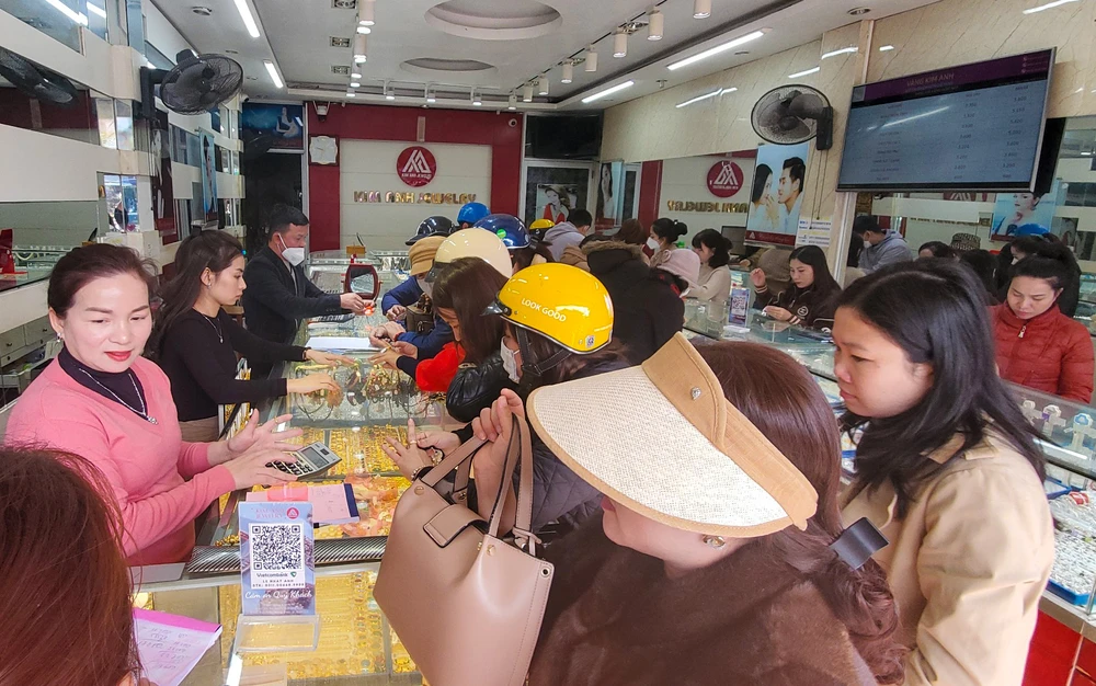 Các cửa hàng vàng bạc dọc các tuyến đường Trần Hưng Đạo, Mẹ Suốt, Quang Trung... tấp nập người mua bán. Ảnh: BT