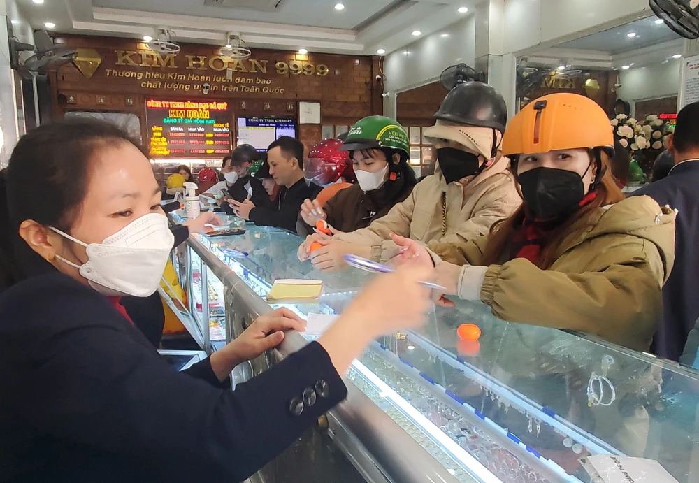 Đến trưa ngày mùng 10 tháng Giêng, các cửa hàng vàng bạc, đá quý trên địa bàn TP Đồng Hới vẫn tấp nập người mua. Ảnh: BT