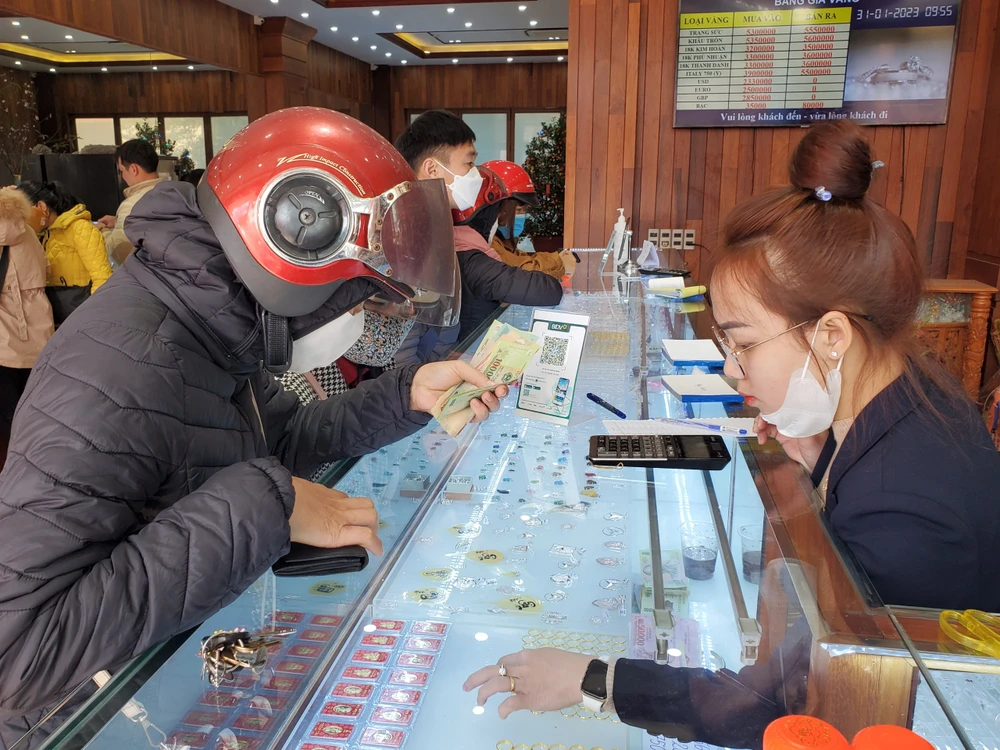 Nhiều người dân quan niệm, mua vàng vào ngày vía Thần tài sẽ có được nhiều may mắn, tài lộc, đặc biệt là đối với những người làm nghề kinh doanh, buôn bán... Ảnh: BT