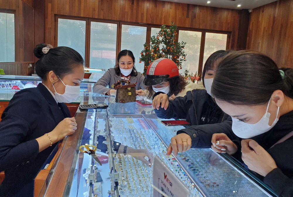Sản phẩm được người dân Quảng Bình ưa chuộng chủ yếu là nhẫn vàng trơn, vàng miếng. Ảnh: BT