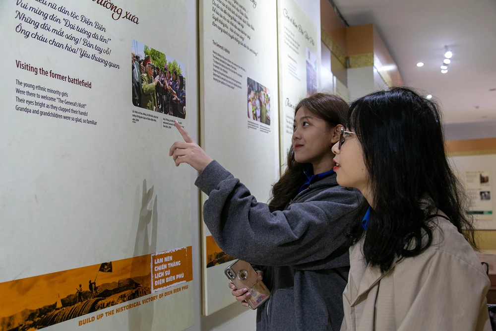 Một đôi bạn trẻ tham quan, tìm hiểu các tác phẩm thơ ca về Đại tướng Võ Nguyên Giáp. Ảnh: B.T