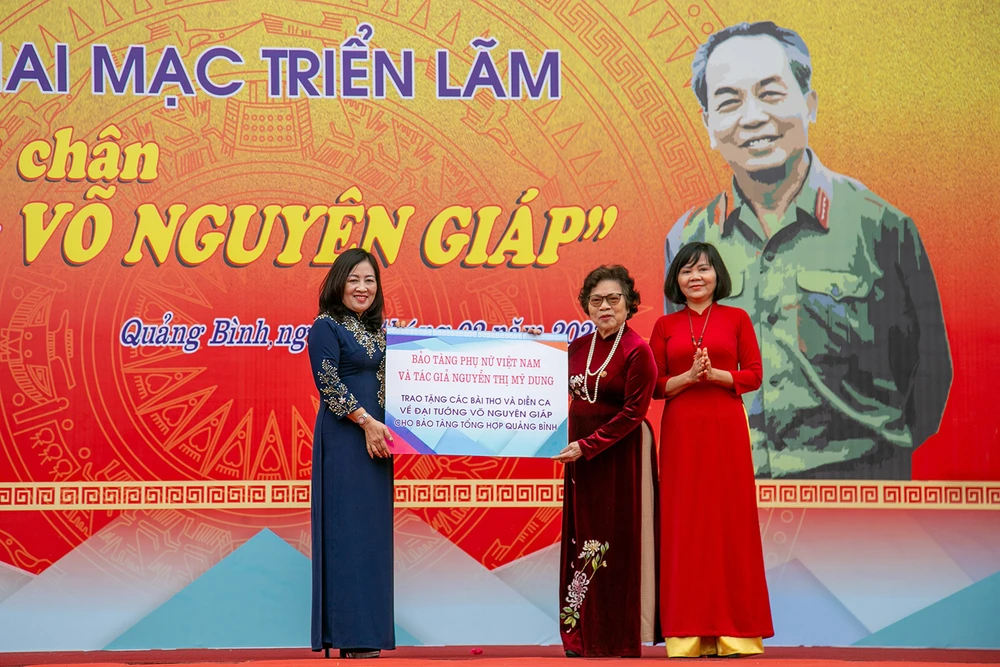 Tác giả Nguyễn Thị Mỹ Dung trao tặng toàn bộ tác phẩm cho Bảo tàng Quảng Bình. Ảnh: B.T