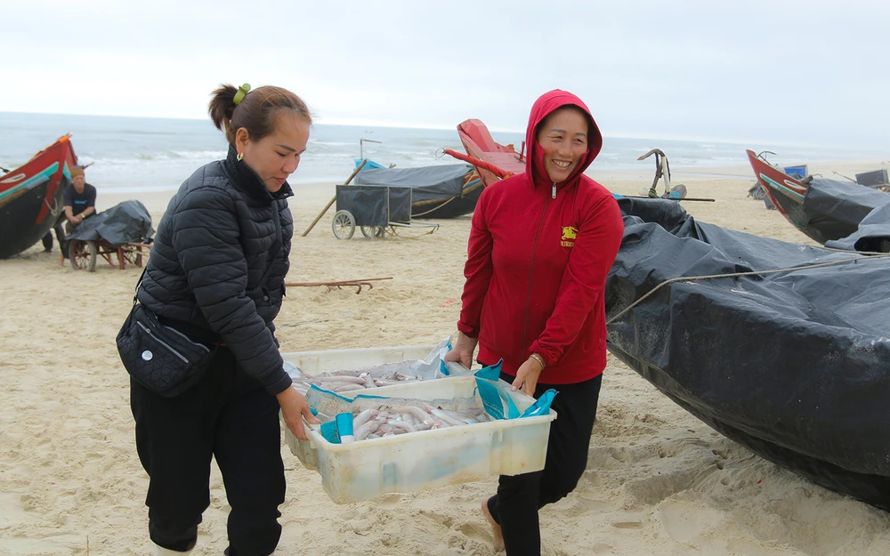 Nét mặt rạng rỡ của ngư dân vùng biển Hải Ninh sau mỗi chuyến tàu cập bến. Ảnh: BT