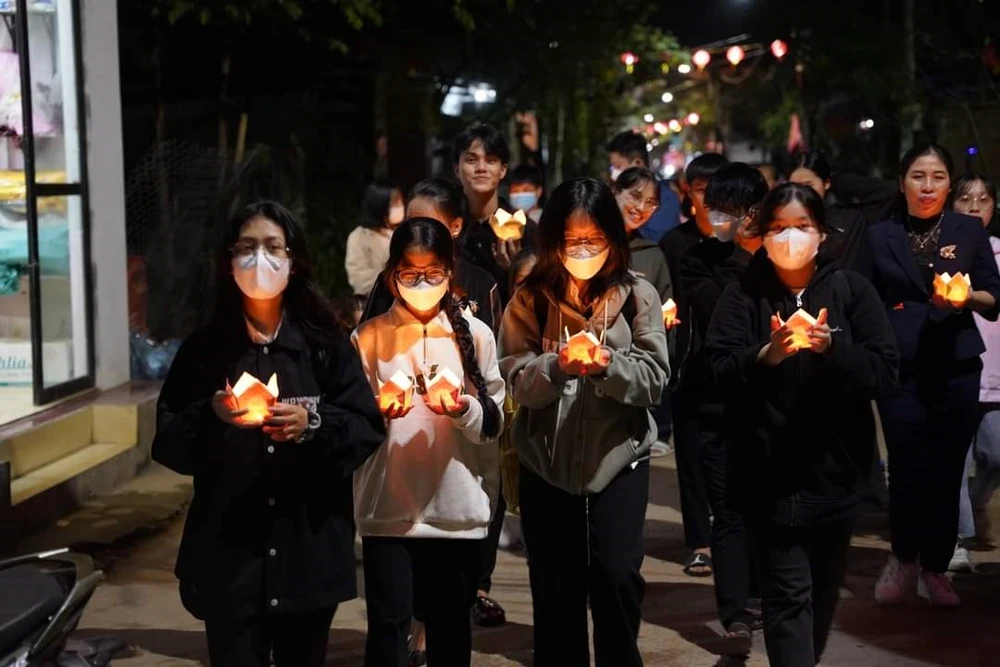 Người dân, du khách, phật tử tham gia lễ thả đèn hoa đăng vào tối ngày 4-2.