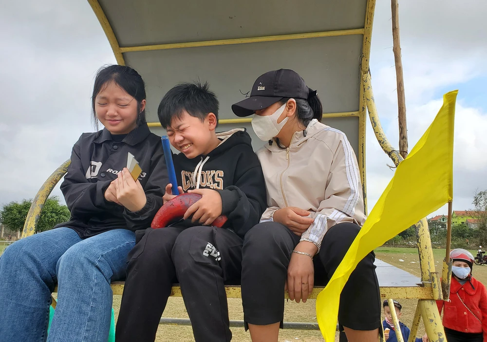 Các bạn trẻ tham gia hội bài chòi.