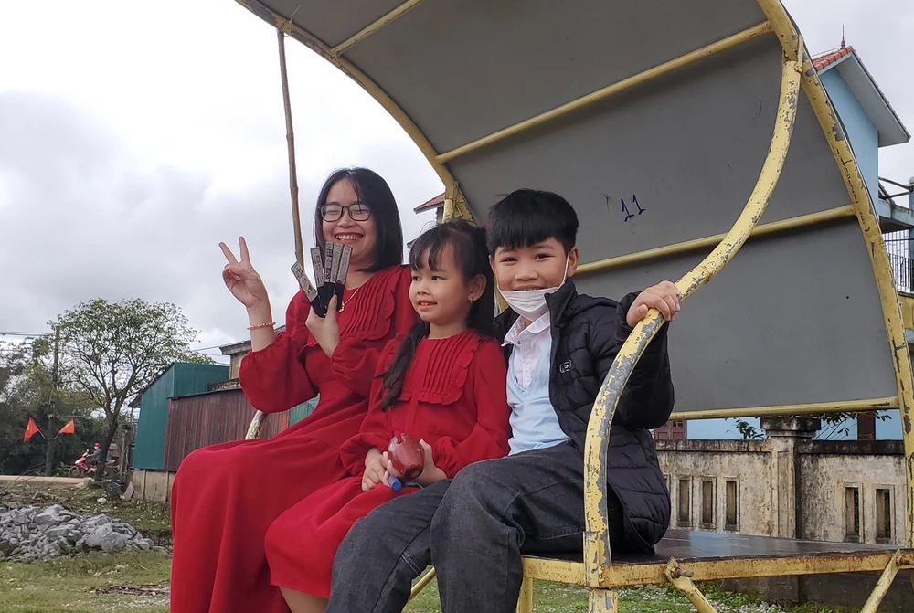 Một du khách nữ thích thú khi lần đầu được tham gia Hội bài chòi trong khuôn khổ lễ hội.