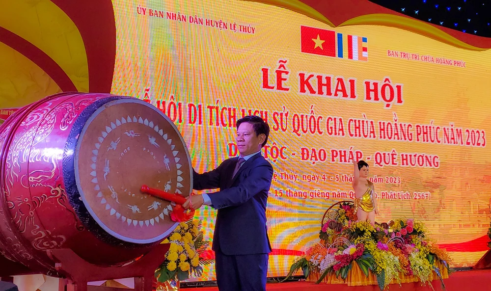 Ông Lê Vĩnh Thế, Bí thư Huyện uỷ Lệ Thuỷ đánh trống khai hội.