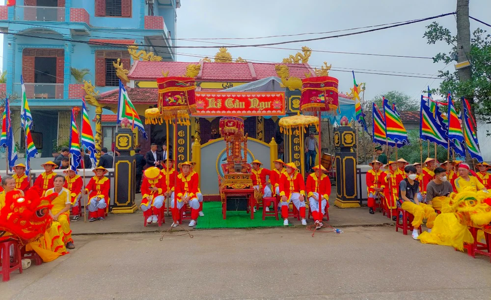 Mọi người tập trung trước Ngư Linh Miếu.