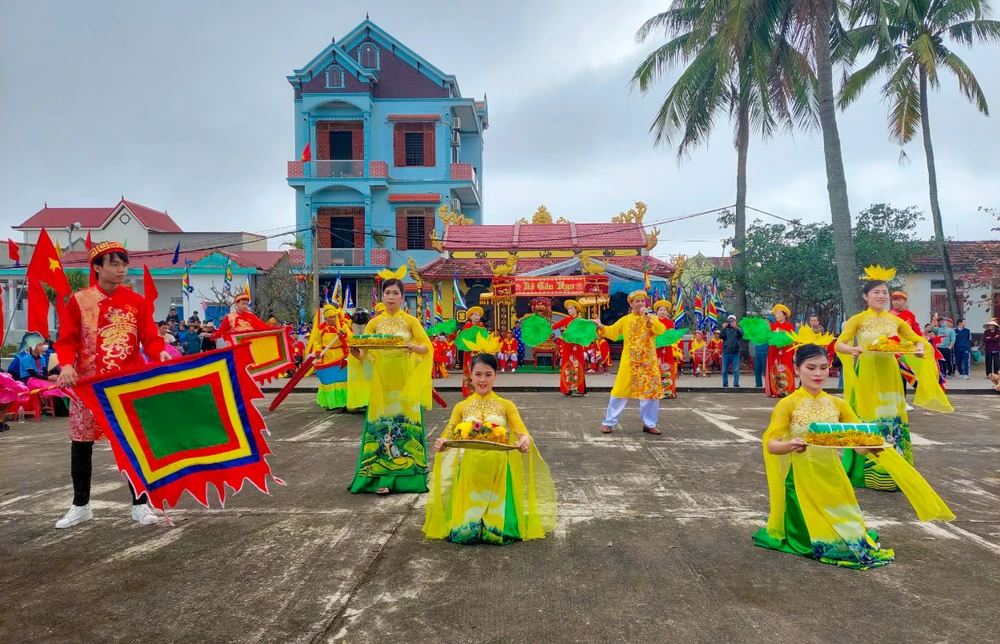 Biểu diễn "Múa bông - Chèo cạn" trong lễ cầu ngư ở làng biển Cảnh Dương.