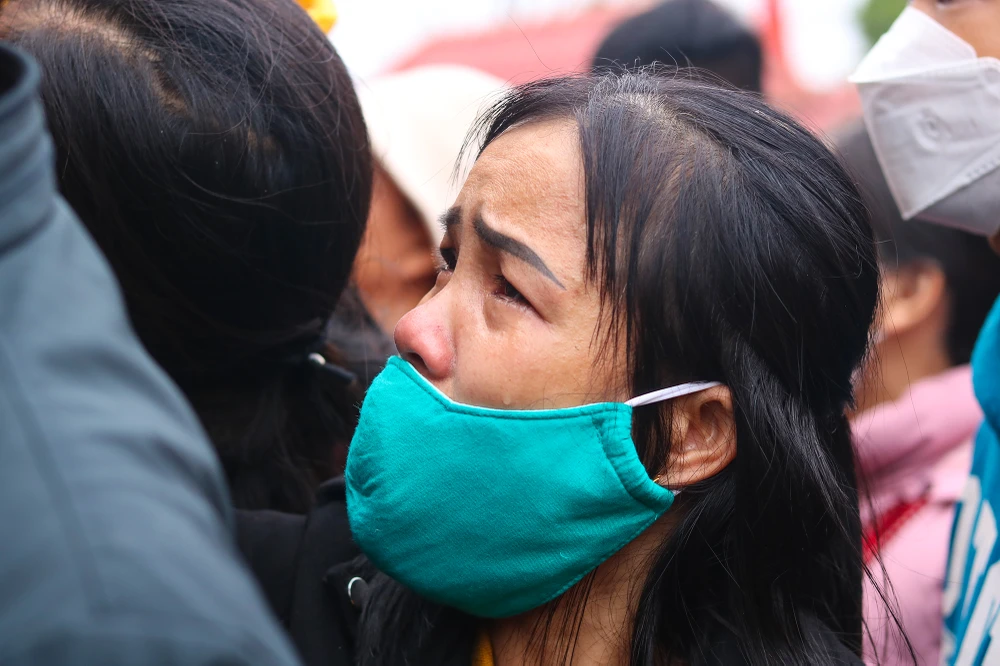 Những giọt nước mắt của người thân các tân binh. Ảnh: BT