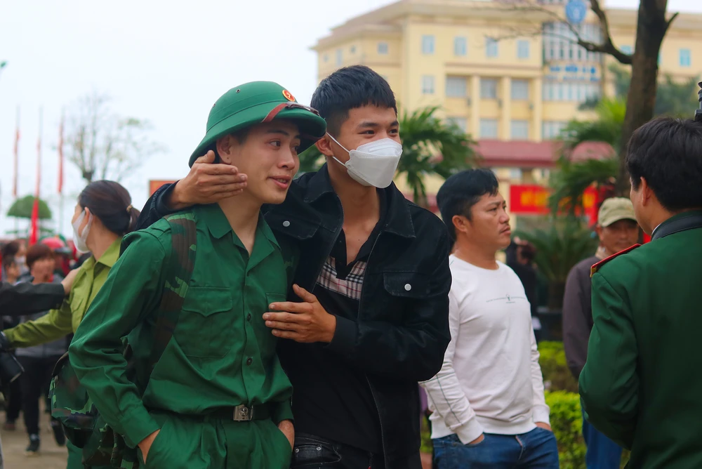 Đôi bạn trẻ bịn rịn trước giờ lên đường nhập ngũ. Ảnh: BT