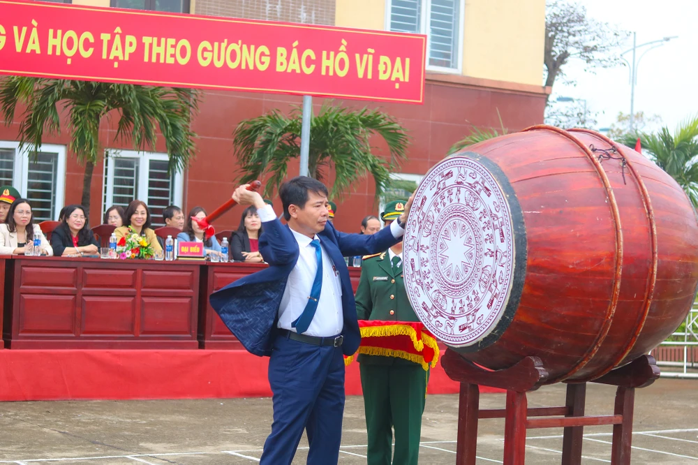 Ông Hoàng Ngọc Đan, Chủ tịch UBND TP Đồng Hới, đánh trống khai lễ giao nhận quân. Ảnh: BT