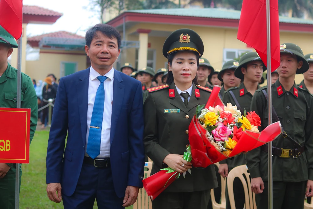 Ông Hoàng Ngọc Đan tặng hoa cho đại diện các công dân tham gia nghĩa vụ công an nhân dân. Ảnh: BT