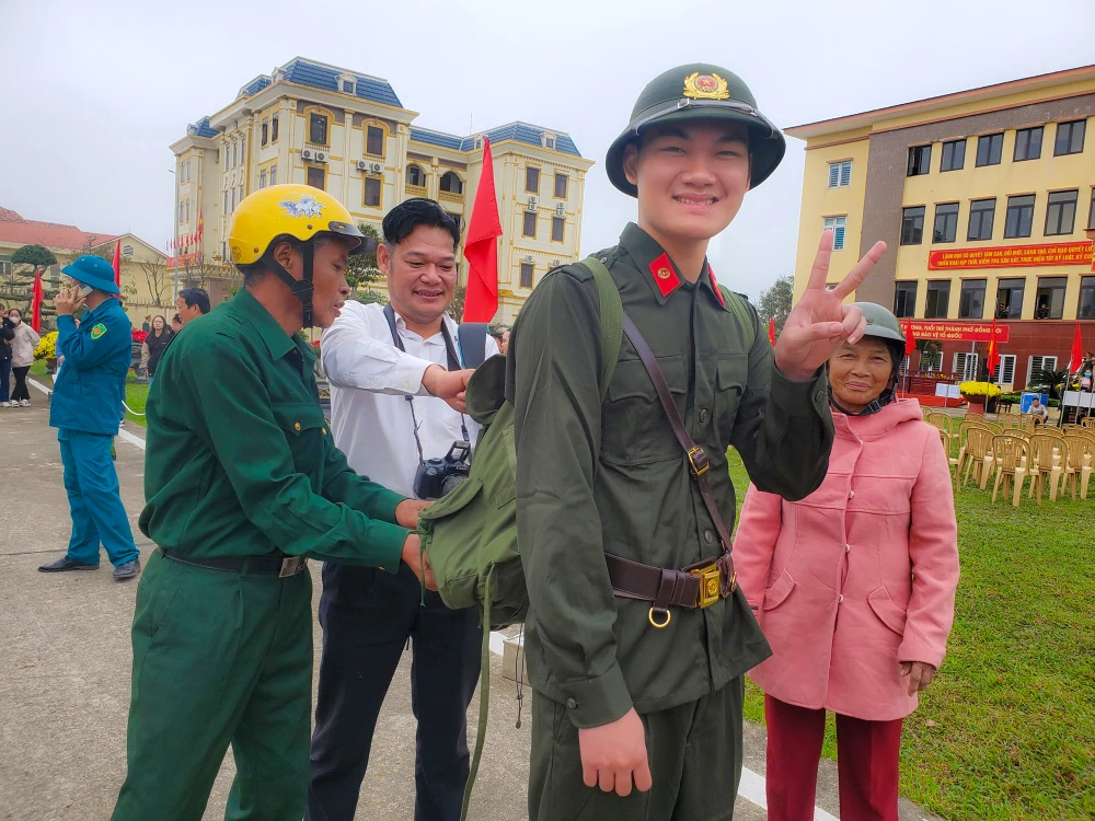 Em Hoàng Xuân Vỹ (19 tuổi) phấn khởi lên đường tham gia nghĩa vụ công an nhân dân. Ảnh: BT