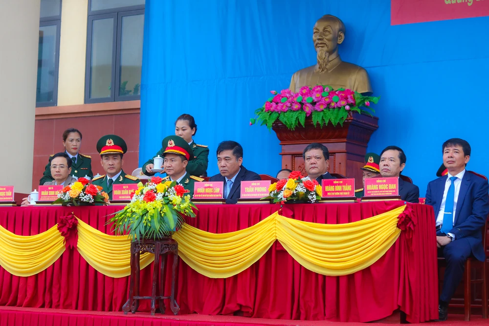 Các đại biểu tham dự lễ giao nhận quân tại TP Đồng Hới.