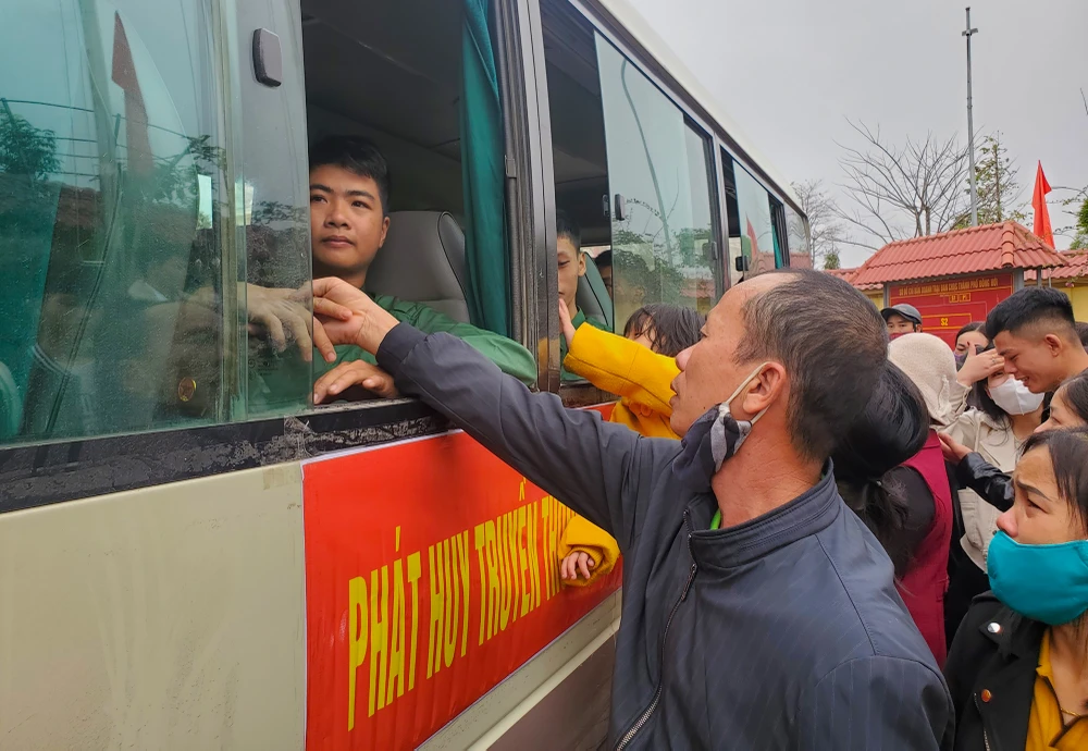 Những đôi mắt rưng rưng nhoè lệ của các bậc phụ huynh tiễn đưa con em lên đường nhập ngũ. Ảnh: BT