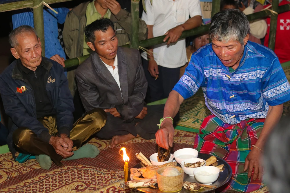 Già làng Đinh Xon thực hiện nghi lễ cúng tế. Ảnh: BẢO THIÊN