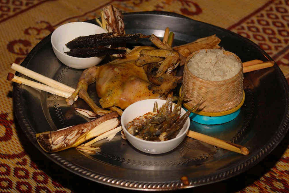 Những món ăn trong các mâm cổ của người Ma Coong. Ảnh: BẢO THIÊN