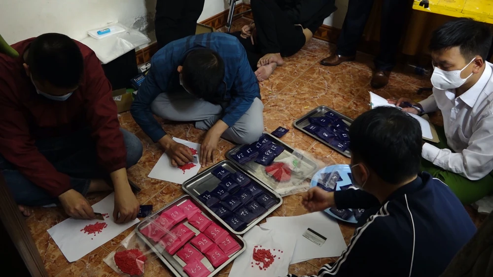 Lực lượng công an kiểm đếm số ma tuý tại nhà Tuấn. Ảnh: CA
