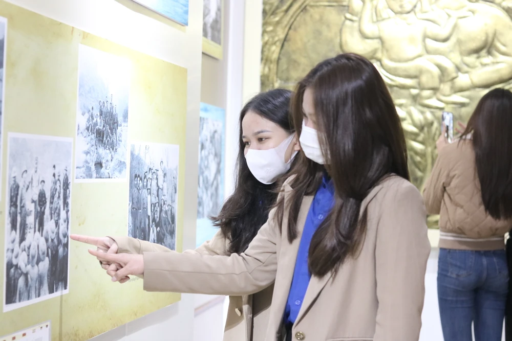 Các bạn trẻ tham quan tại triển lãm. Ảnh: B.T