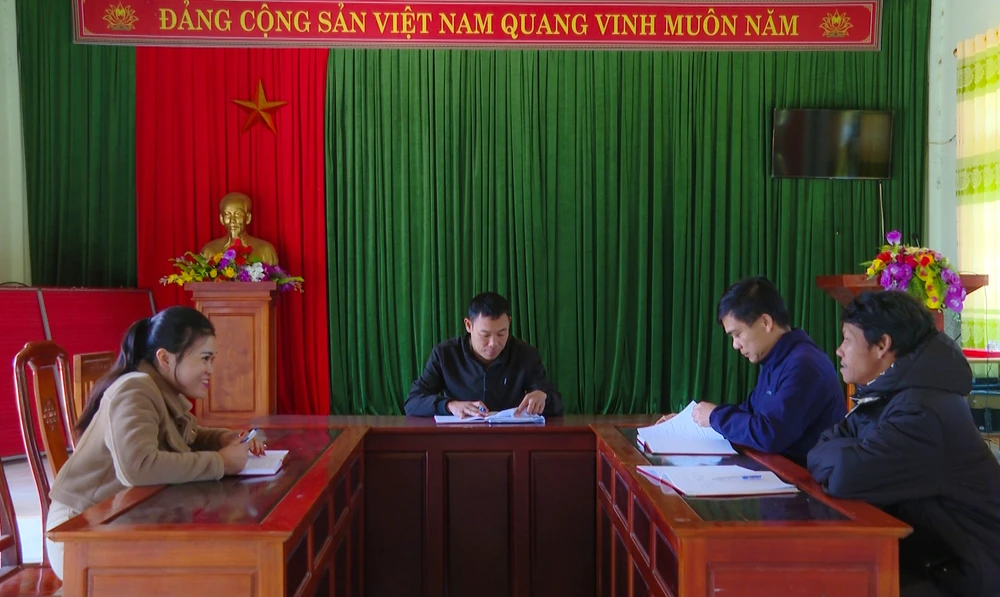 Chi bộ bản Kè trao đổi nhiệm vụ đầu năm. Ảnh: B.T