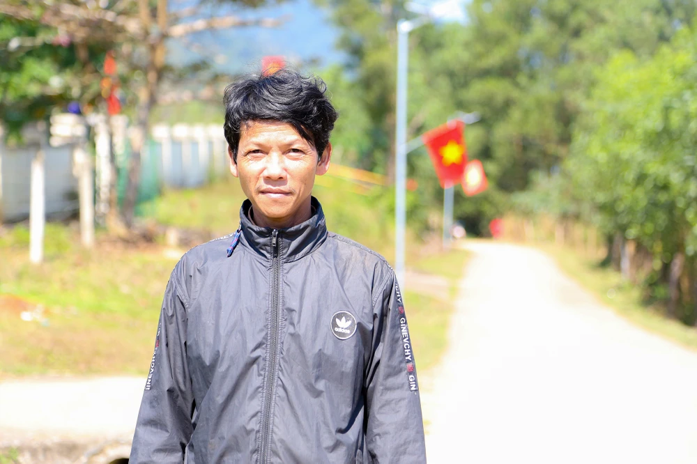 Đầu năm 2023, ông Hồ Phình vừa viết đơn xin thoát nghèo. Ảnh: B.T