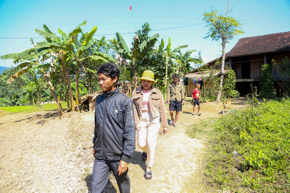 Ông Phình và chị Vân luôn là những đảng viên phát huy tinh thần gương mẫu, đi đầu trong các phong trào ở bản. Ảnh: B.T