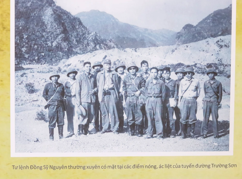 Ảnh tư liệu về Trung tướng Đồng Sỹ Nguyên tại triển lãm. Ảnh: B.T