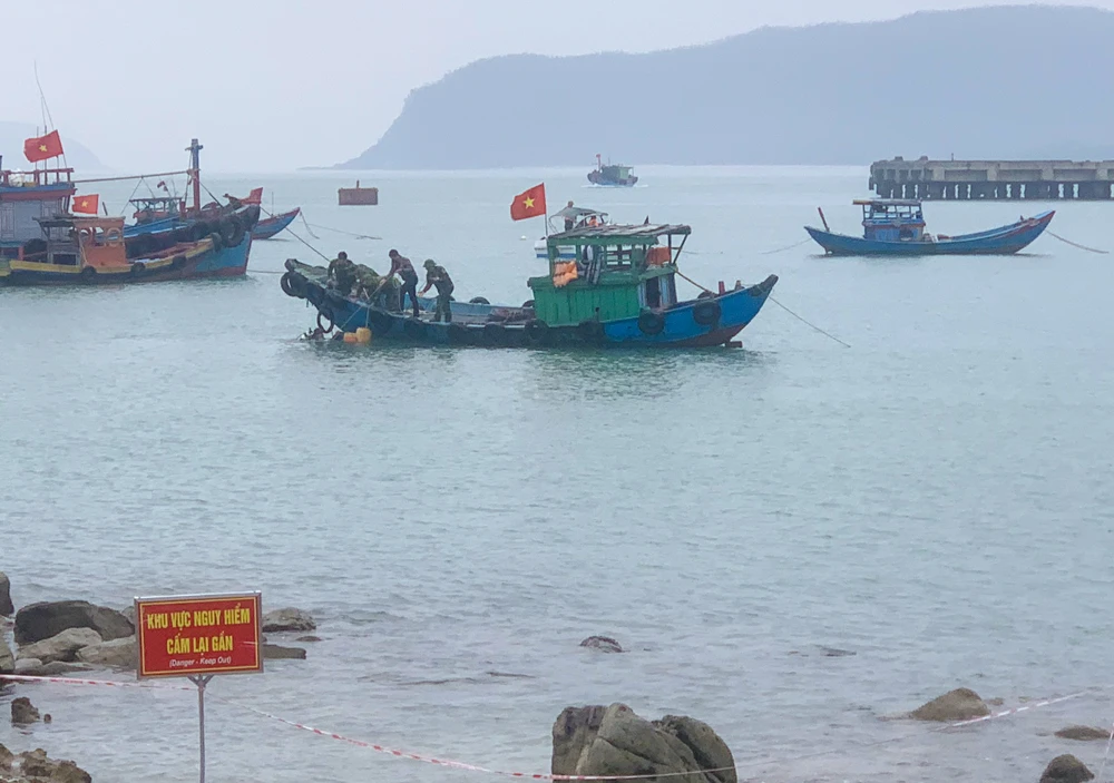 Lực lượng chức năng tiến hành trục vớt quả bom. Ảnh: Hoài Nam