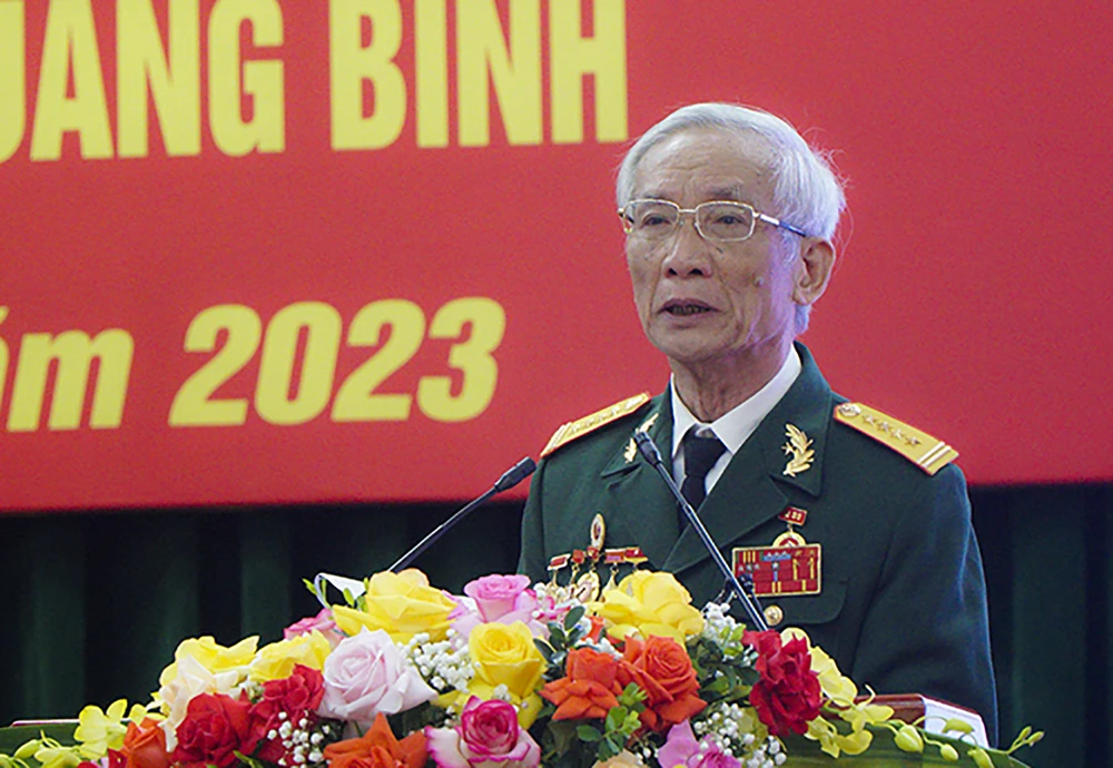 Đại tá Phạm Văn Việt, nguyên Chính trị viên phó Tiểu đoàn Công binh 77-Đoàn 559 chia sẻ những kỷ niệm với Trung tướng Đồng Sỹ Nguyên. Ảnh: B.T Đại tá Phạm Văn Việt, nguyên Chính trị viên phó Tiểu đoàn Công binh 77-Đoàn 559 chia sẻ những kỷ niệm với Trung tướng Đồng Sỹ Nguyên. Ảnh: B.T