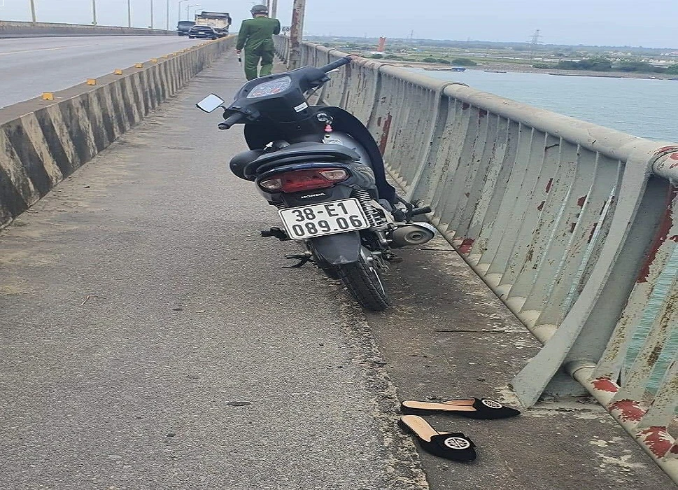 Xe máy và dép của chị H. bỏ trên cầu Gianh. Ảnh: NDCC