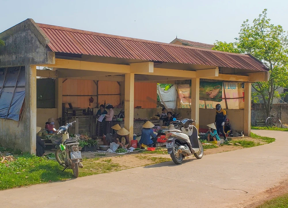 Một vài tiểu thương tập trung buôn bán cách cổng chợ khoảng 50m. Ảnh: B.T