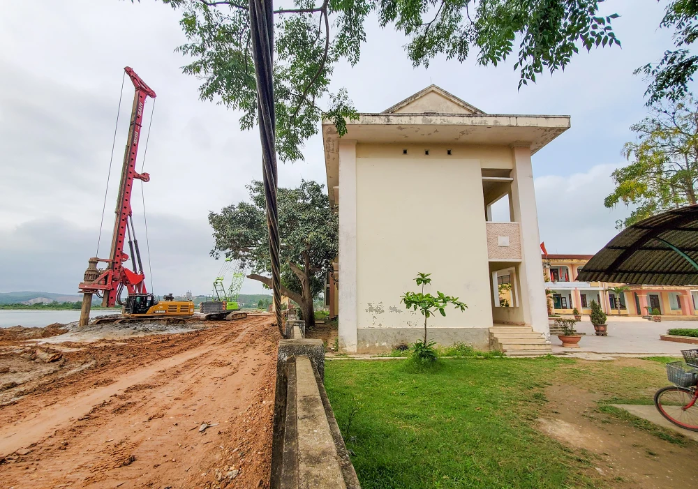 Trường TH&amp;THCS Quảng Hải nằm cạnh công trường thi công cao tốc Bắc-Nam. Ảnh: BẢO THIÊN