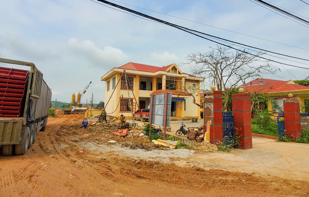Trạm Y tế xã Quảng Hải chưa được di dời nằm sát bên công trường cao tốc. Ảnh: BẢO THIÊN