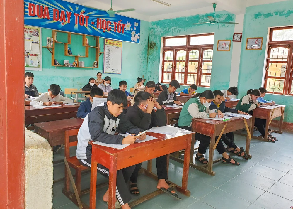 Tiếng ồn từ máy móc thi công gây ảnh hưởng không nhỏ đến việc học tập của hàng trăm em học sinh. Ảnh: BẢO THIÊN