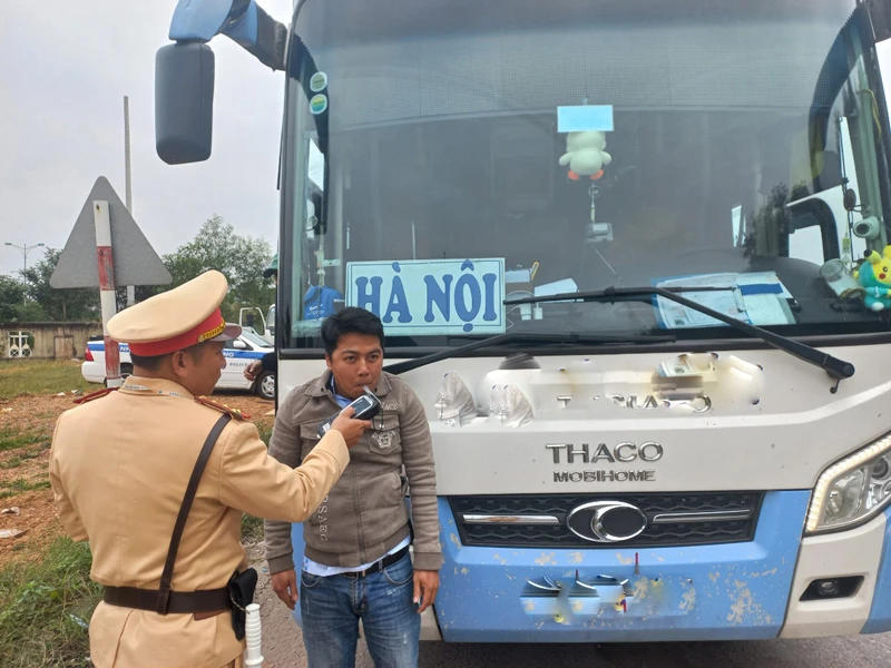 Kiểm tra nồng độ cồn và ma tuý đối với các tài xế. Ảnh: CA