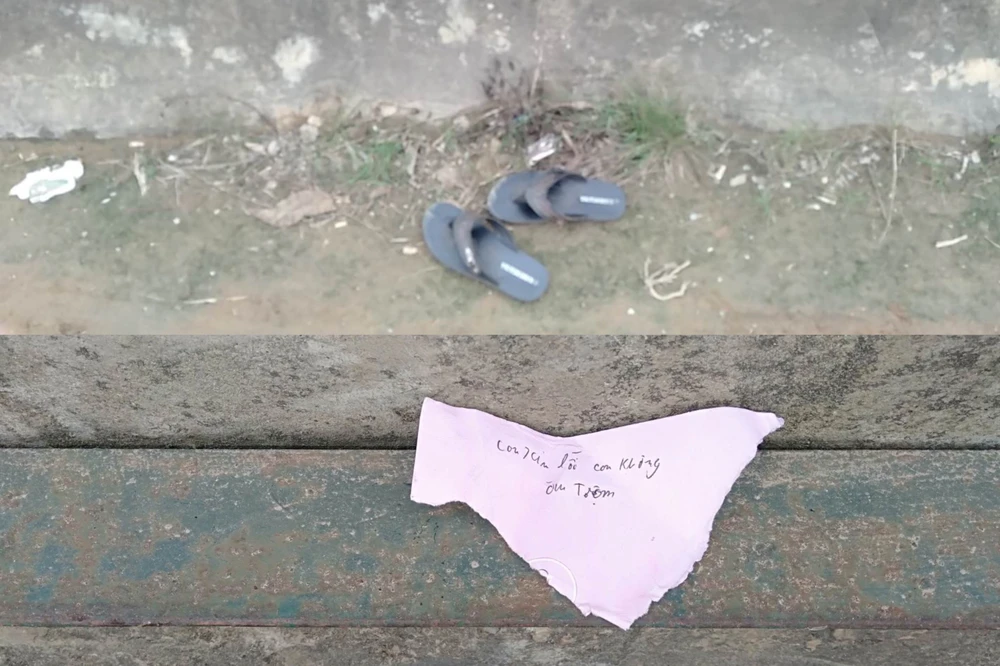 Đôi dép và mảnh giấy nghi do nam sinh lớp 8 để lại. Ảnh: NDCC