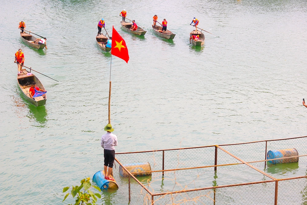 Các đội tham gia phần thi bắt cá nhanh. Ảnh: BẢO THIÊN